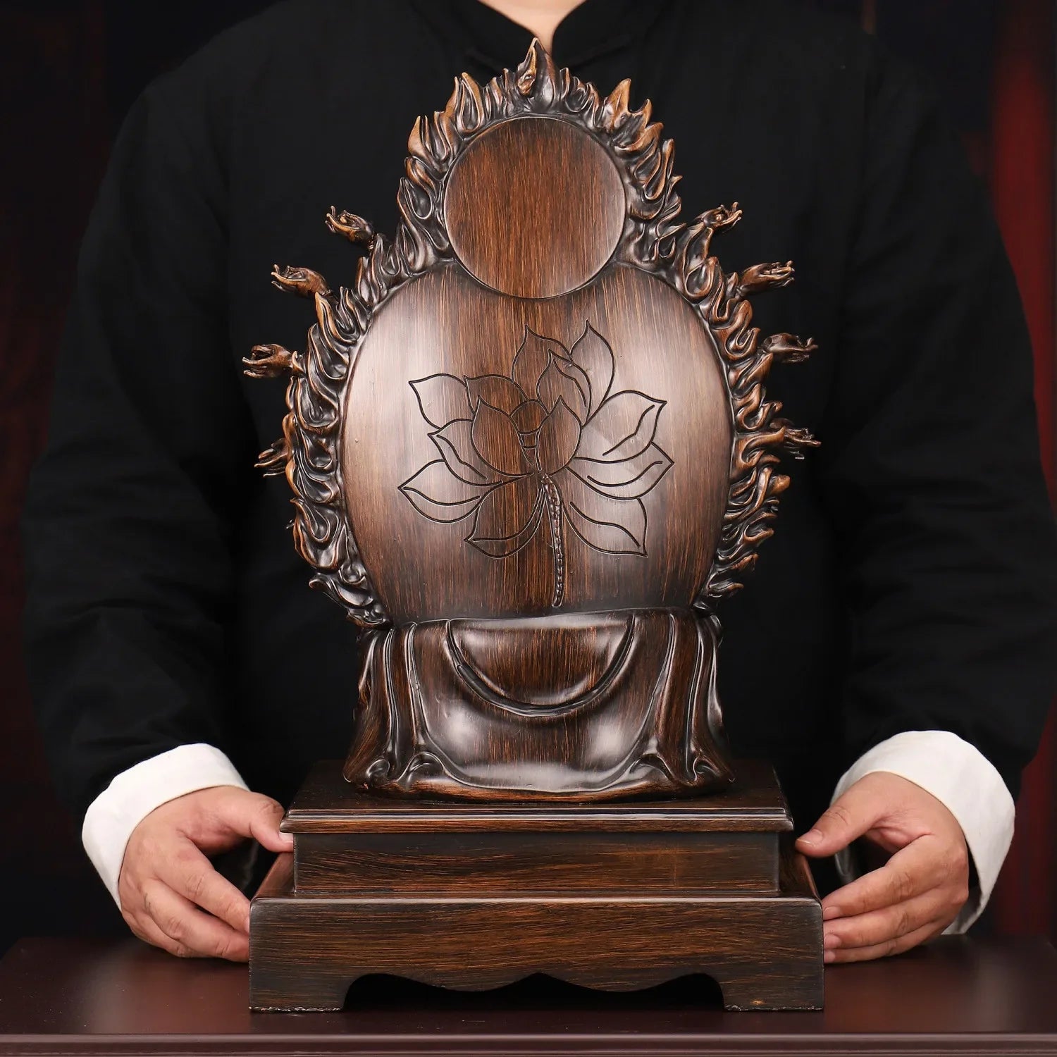 Estátua Bodhisattva Kuan Yin - Deusa das mil mãos (28cm de altura)