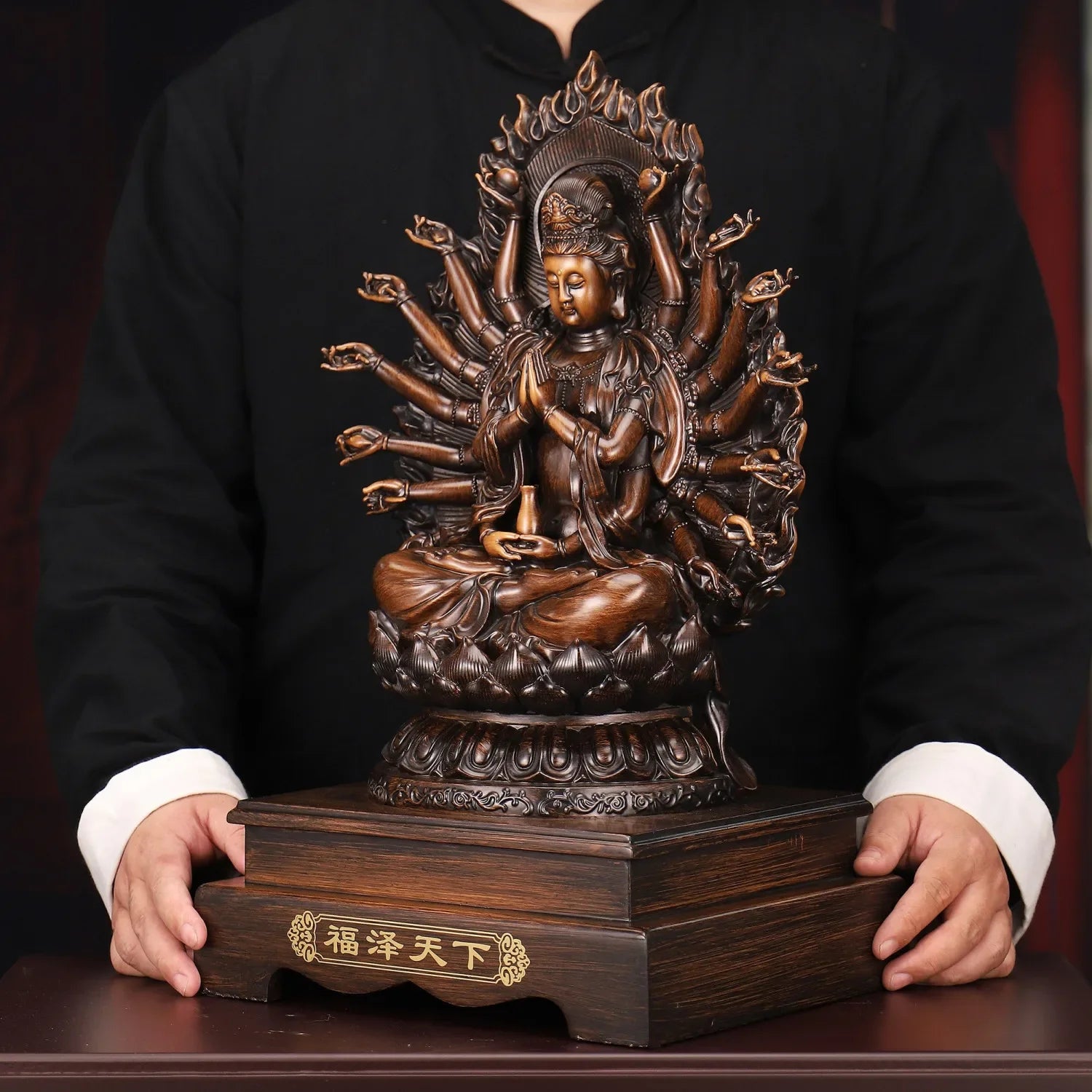 Estátua Bodhisattva Kuan Yin - Deusa das mil mãos (28cm de altura)
