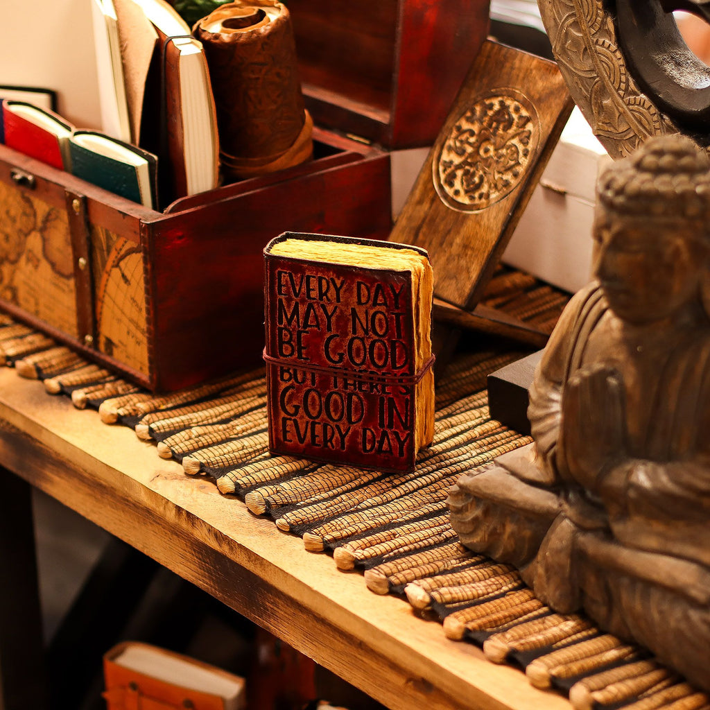 Caderno de couro grosso com borda desfiada – "Nem todos os dias são bons"