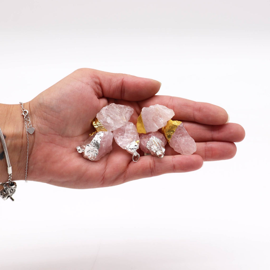 Pendentes de quartzo rosa banhados a ouro e prata (6 unidades sortidas)