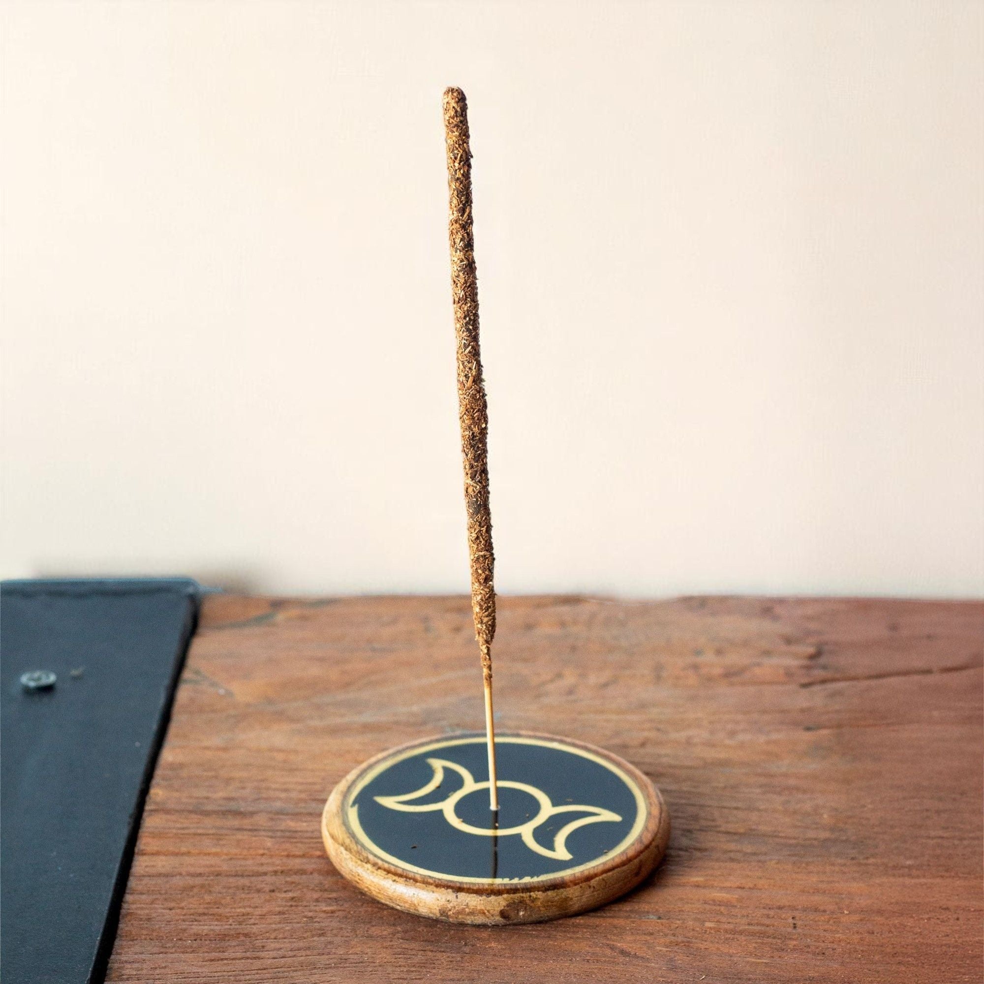 Porta incenso dourado e preto em madeira de manga - Pentágono