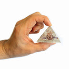 Pirâmide de Orgonite média 55mm - Lascas de gemas e cobre