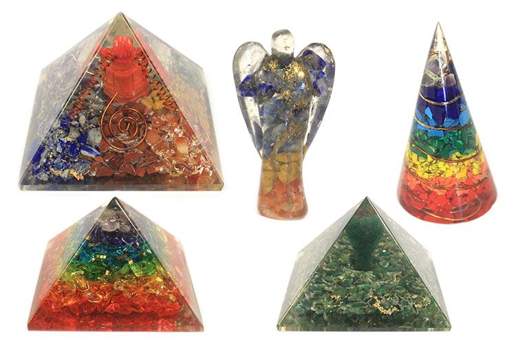 Pirâmide de Orgonite Grande 70mm - Gemas dos Chakras - Turquesa e Turmalina Negra - 70mm