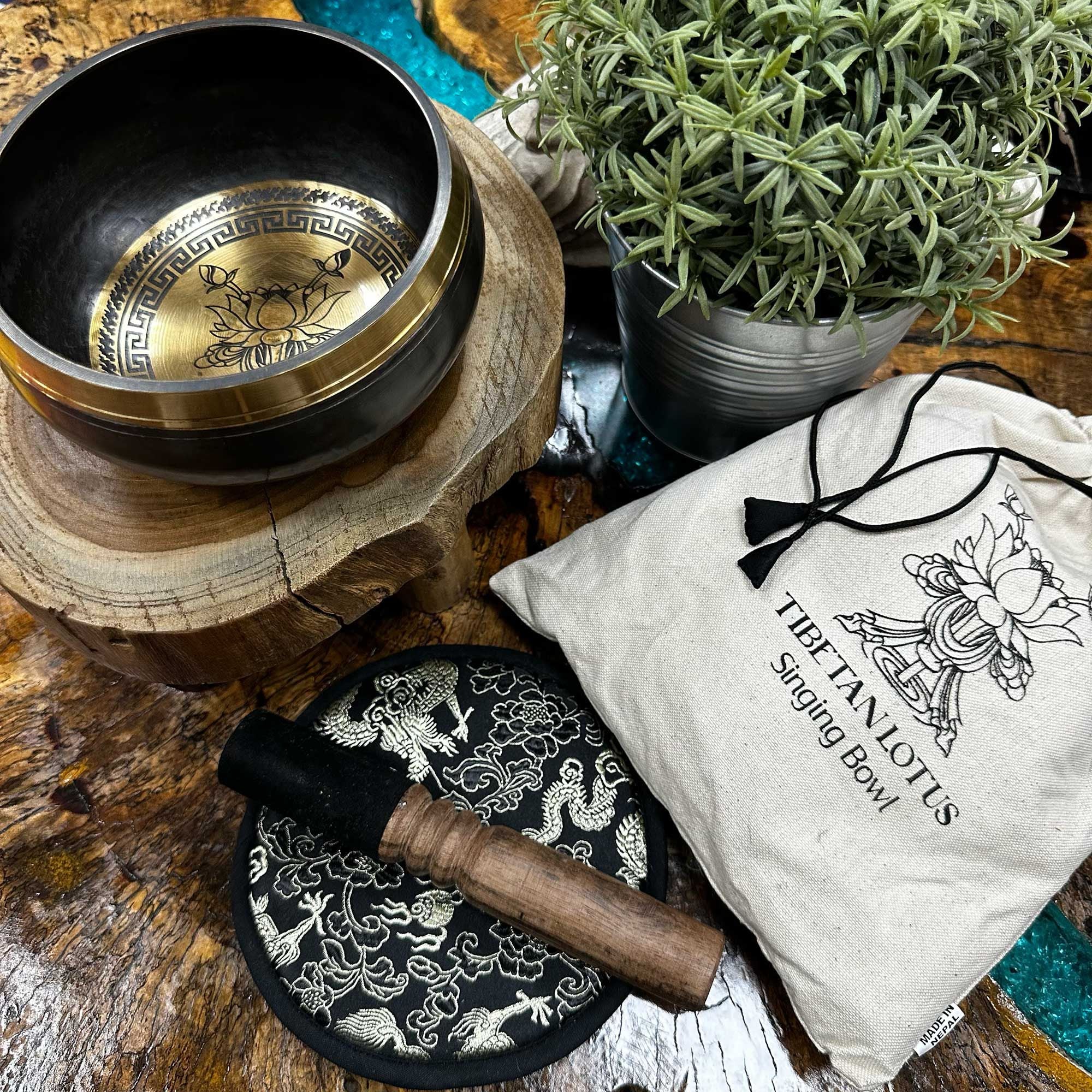 Conjunto taça tibetana batida e gravada à mão - 14cm - Flor de lótus