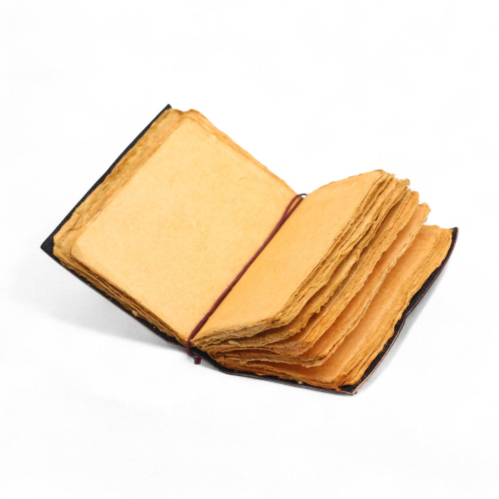 Caderno de couro grosso com borda desfiada – "Nem todos os dias são bons"