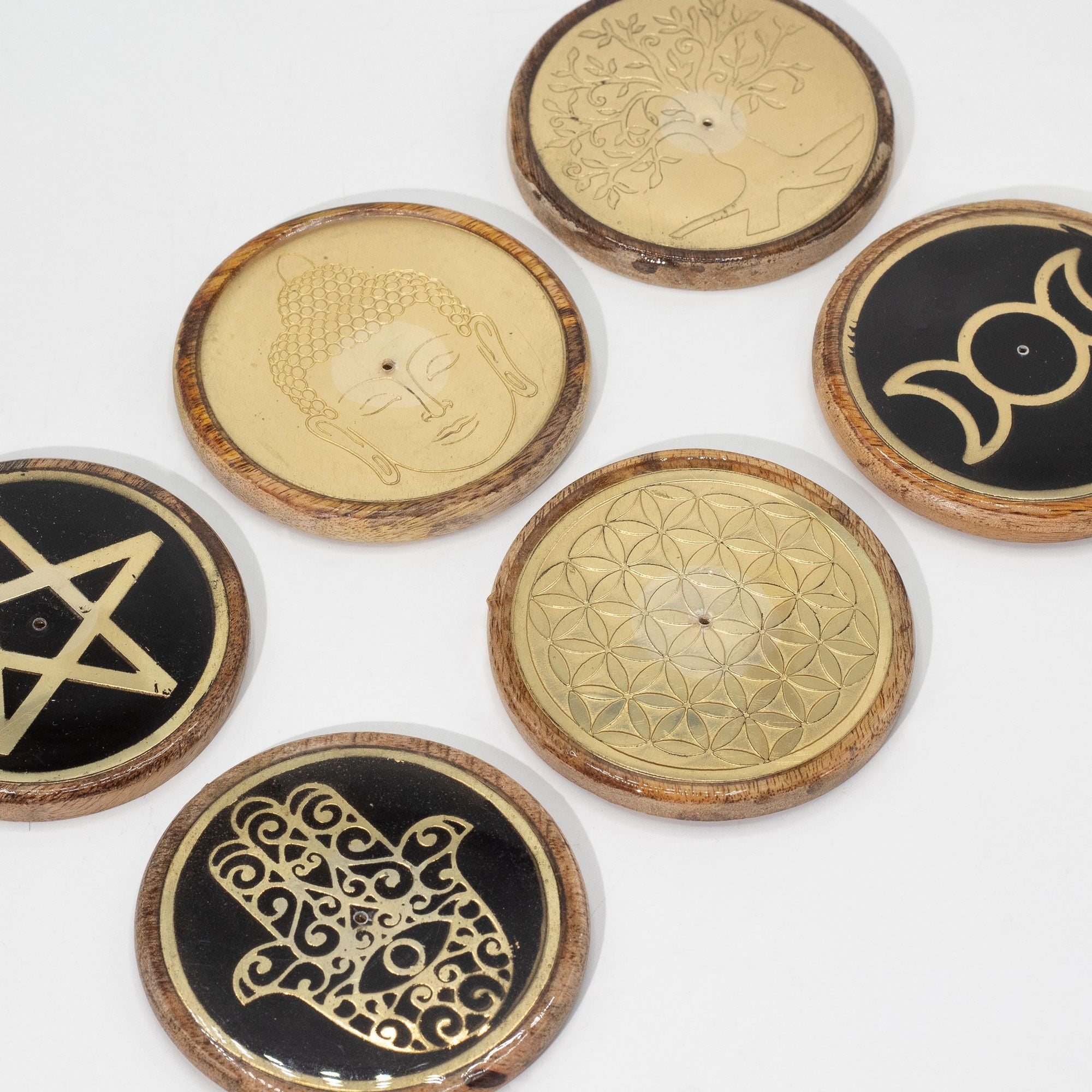 Porta incenso dourado e preto sobre madeira de manga - Hamsa