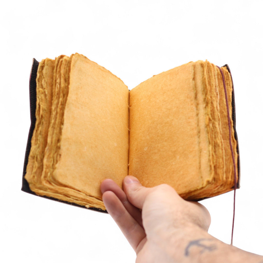 Caderno de couro grosso com borda desfiada – "Nem todos os dias são bons"