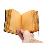 Caderno de couro grosso com borda desfiada – "Nem todos os dias são bons"