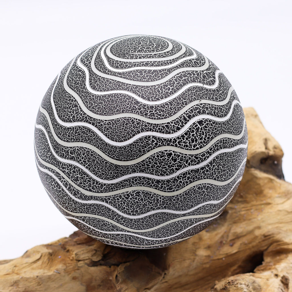 Candeeiro de mesa com abajur esférico - às riscas